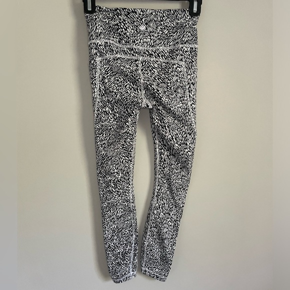 Athleta Ultimate Stash II Textured 7/8 Tight - Picture 11 of 13